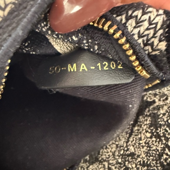 Medium Lady D-Lite Bag
Blue Toile de Jouy Reverse Embroidery - Picture 10 of 15